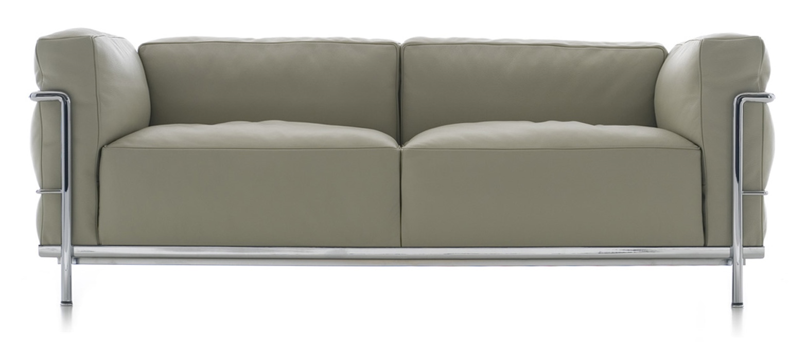 Graues Cassina Sofa, Modell Grand Confort, Zweisitzer mit verchromtem Stahlgestell für modernes Wohnzimmer.
