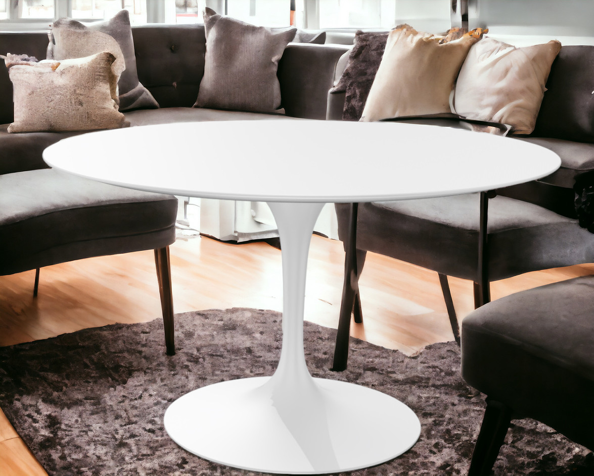 Weißer, runder Saarinen Esstisch von Knoll International mit Mittelfuß, Durchmesser 152 cm, Höhe 73 cm.