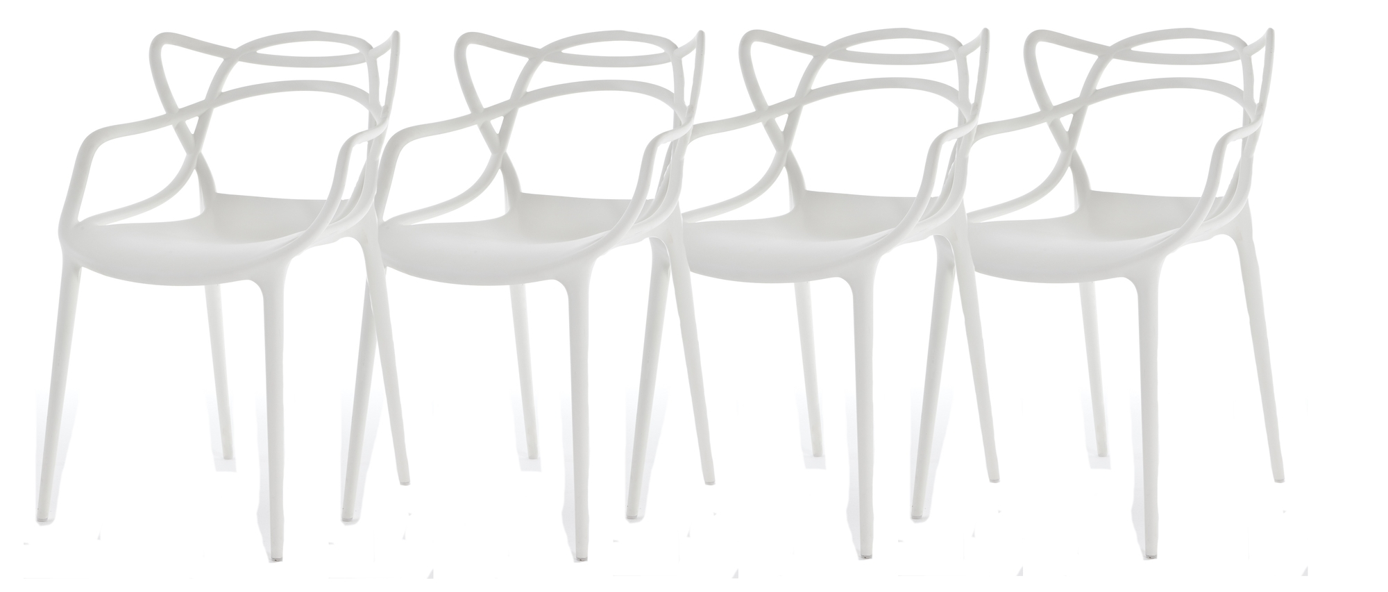 Vier weiße Masters Stühle von Kartell, modernes Design für Esszimmer und Wohnbereich.