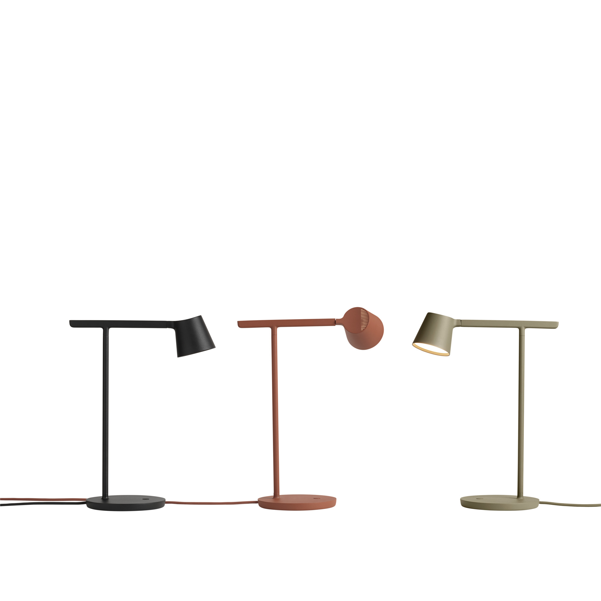 Drei Muuto Tip Table Lamp Tischleuchten in Schwarz, Terrakotta und Hellgrün auf weißem Hintergrund.