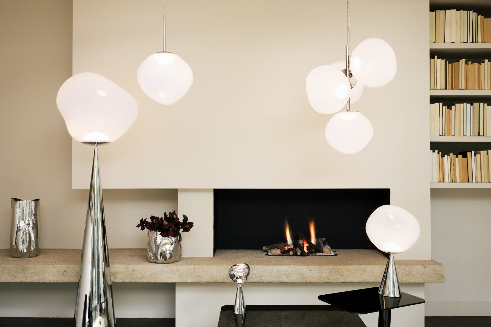 Innenaufnahme mit Tom Dixon Melt LED Pendelleuchten in Opal und Silber, moderne Wohnraumbeleuchtung.