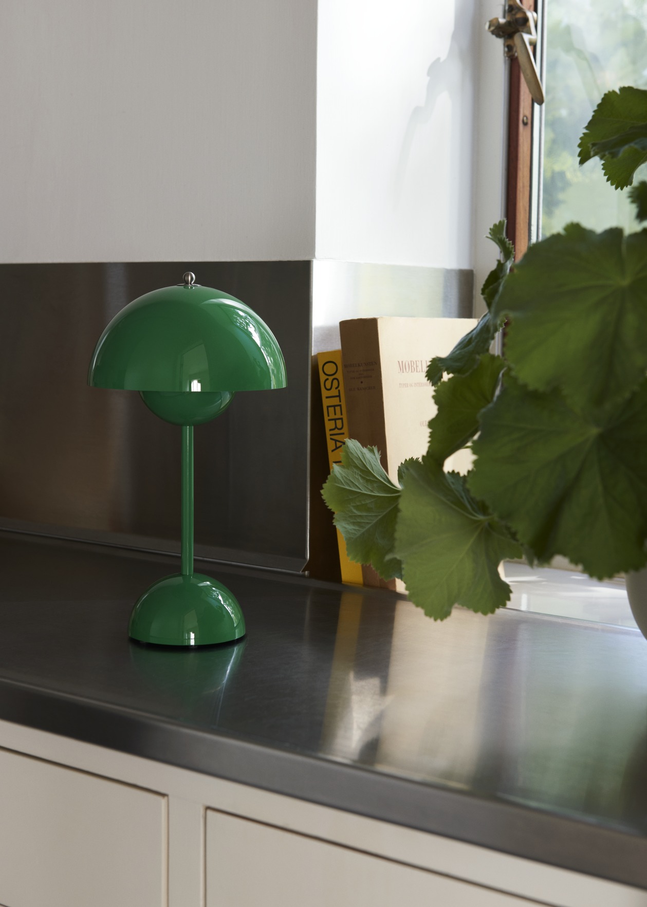 Flowerpot VP9 Tischleuchte in Signalgrün: Akkuleuchte für den Innenbereich, modernes Design.