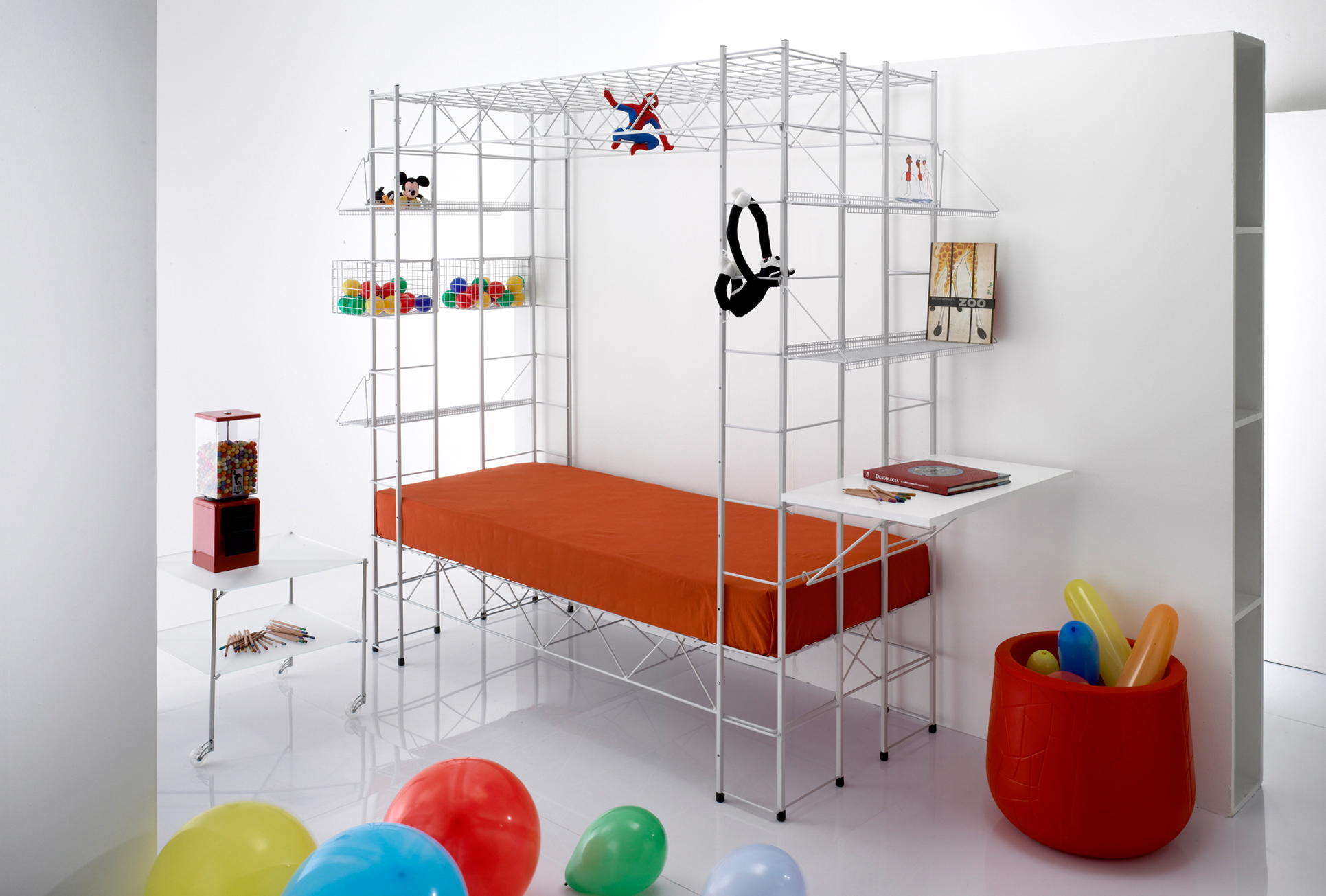 Abitacolo Multifunktionsbett von Rexite, weißes modulares Bettgestell mit orangefarbener Matratze, Regalen und Spielzeug.