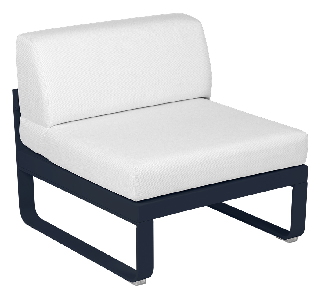 Bellevie Fermob Outdoor Sofa 1-Sitzer Modul Mitte, blaues Gestell und weiße Polsterung.