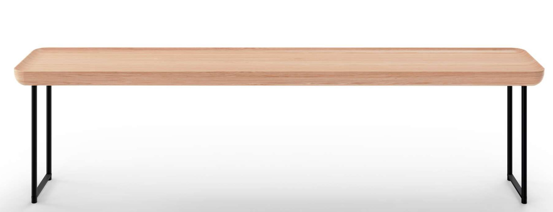Cassina 381 Torei Tisch mit heller Holzplatte und schwarzen Metallbeinen vor weißem Hintergrund.
