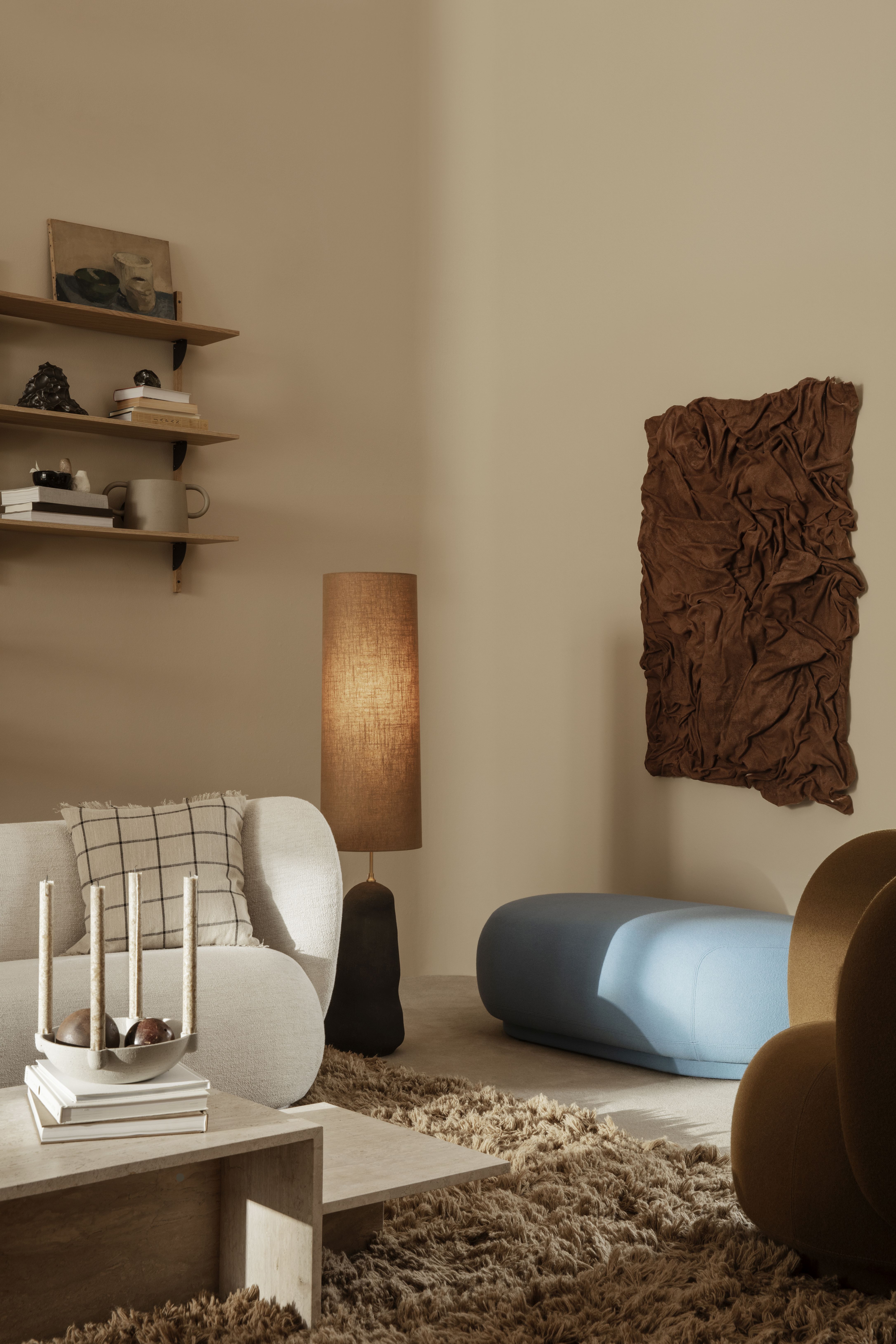 Beige Rico Sofa mit Bouclé-Bezug von Ferm Living in einem stilvollen Wohnzimmer. Gemütliches Interieur.