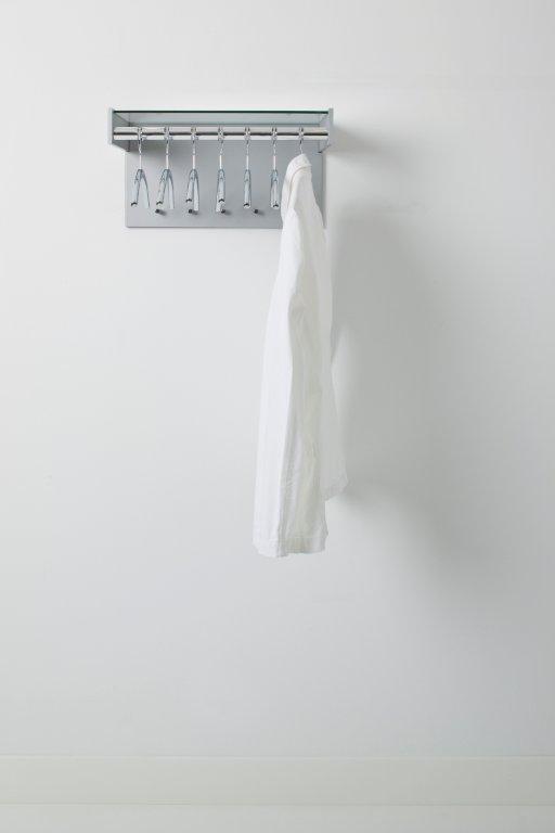 Hangon Wandgarderobe mit zwölf Haken und weißem Hemd an der Wand.