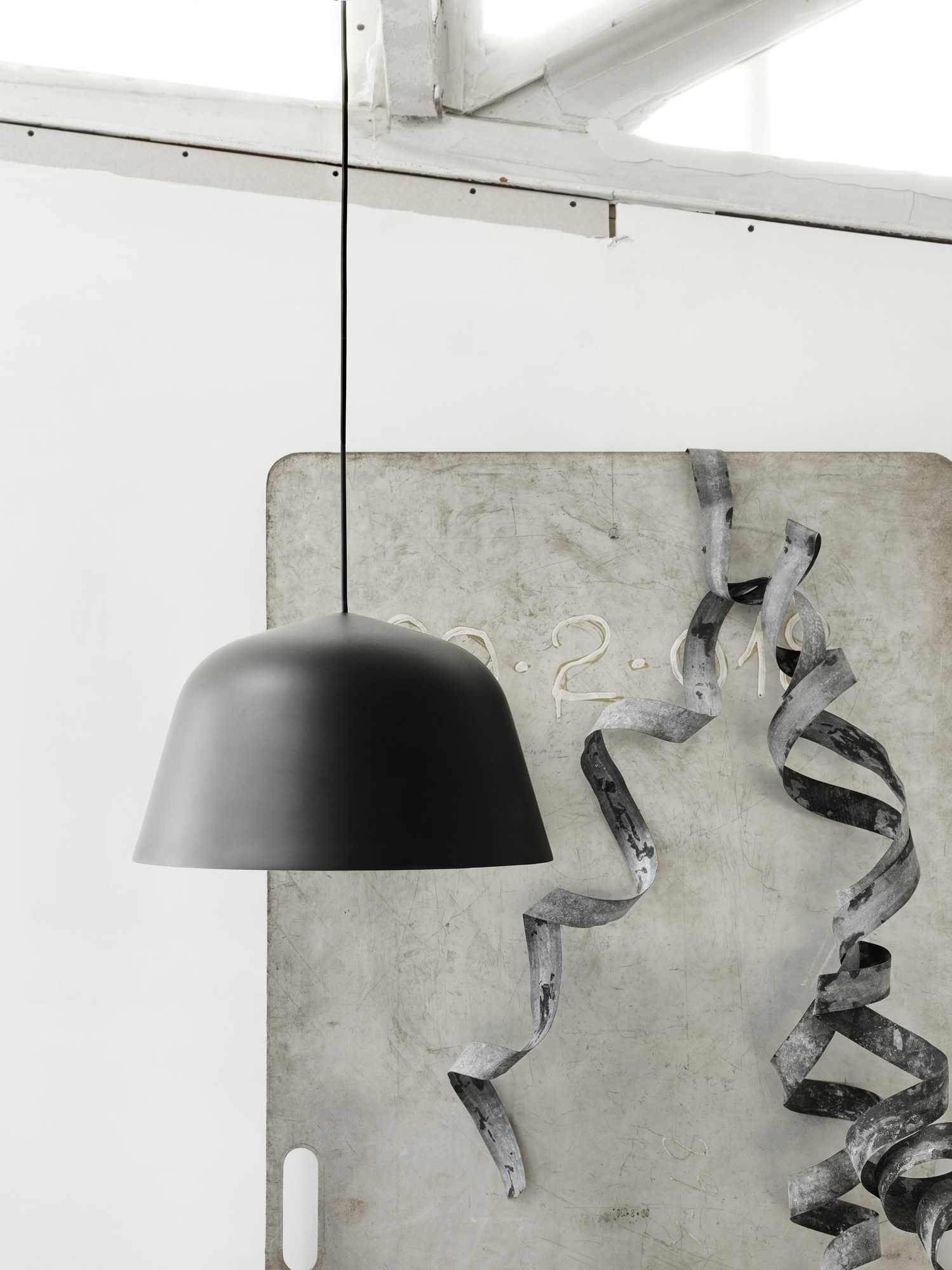 Schwarze Ambit Pendelleuchte von Muuto, moderne Hängelampe für Wohnzimmer und Esszimmer.