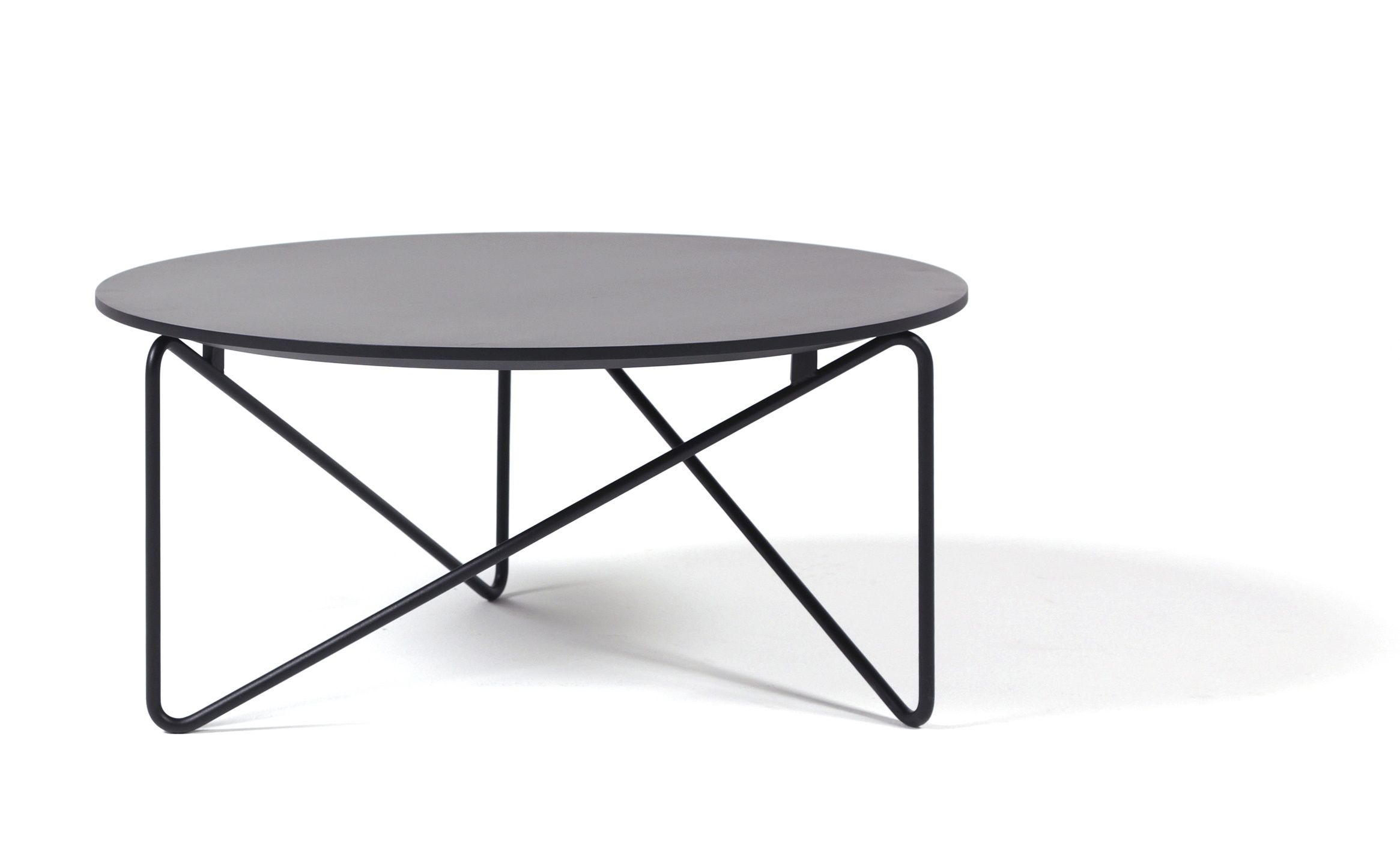 Polygon Beistelltisch von Prostoria, graue Tischplatte mit schwarzem Metallgestell für Indoor und Outdoor.
