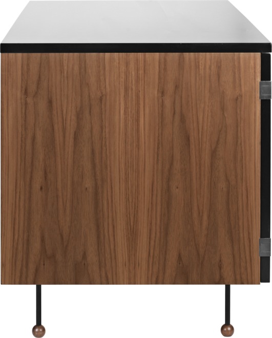 Detailaufnahme des Gubi 62 Desk Schreibtischs mit Holzkorpus, weißer Tischplatte und filigranen, schwarzen Beinen.