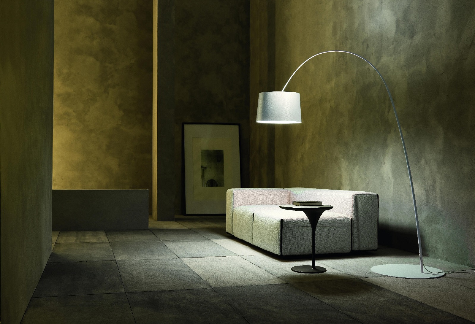 Twice as Twiggy Stehleuchte von Foscarini in Grau, Bogenleuchte mit Stoffschirm im Wohnzimmer.