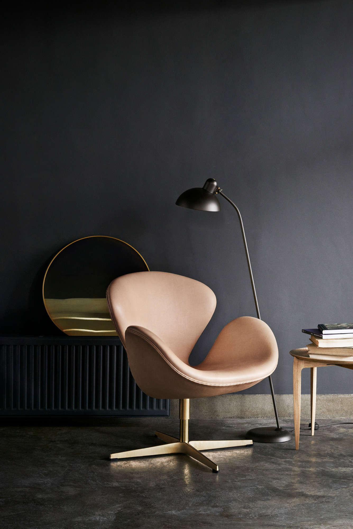 Nahaufnahme der KAISER idell 6556 F Stehleuchte in Olivegrün von Fritz Hansen.