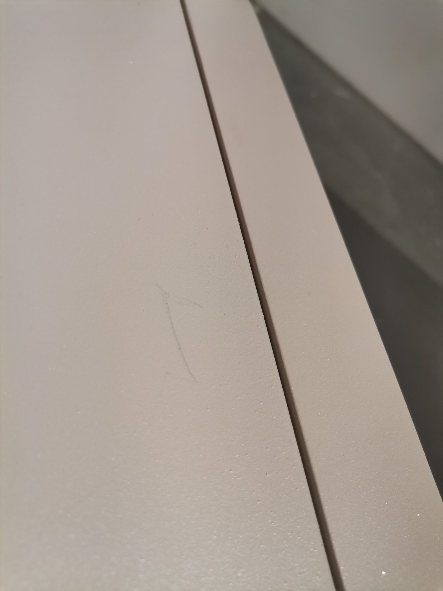 Detailaufnahme des Bellevie V2 Stuhls in Muskat mit Kratzern, ein Mängelexemplar für den Außenbereich.