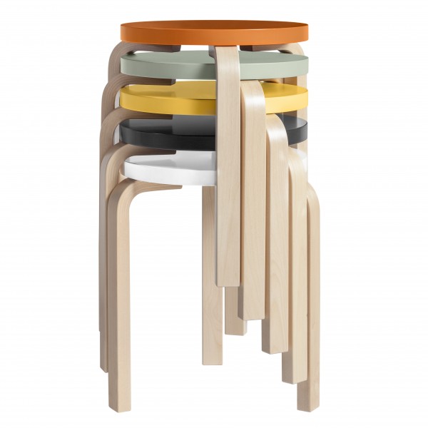 Artek Hocker 60, gestapelt in verschiedenen Farben, Holzbeine, modernes skandinavisches Design für Wohnzimmer und Küche.