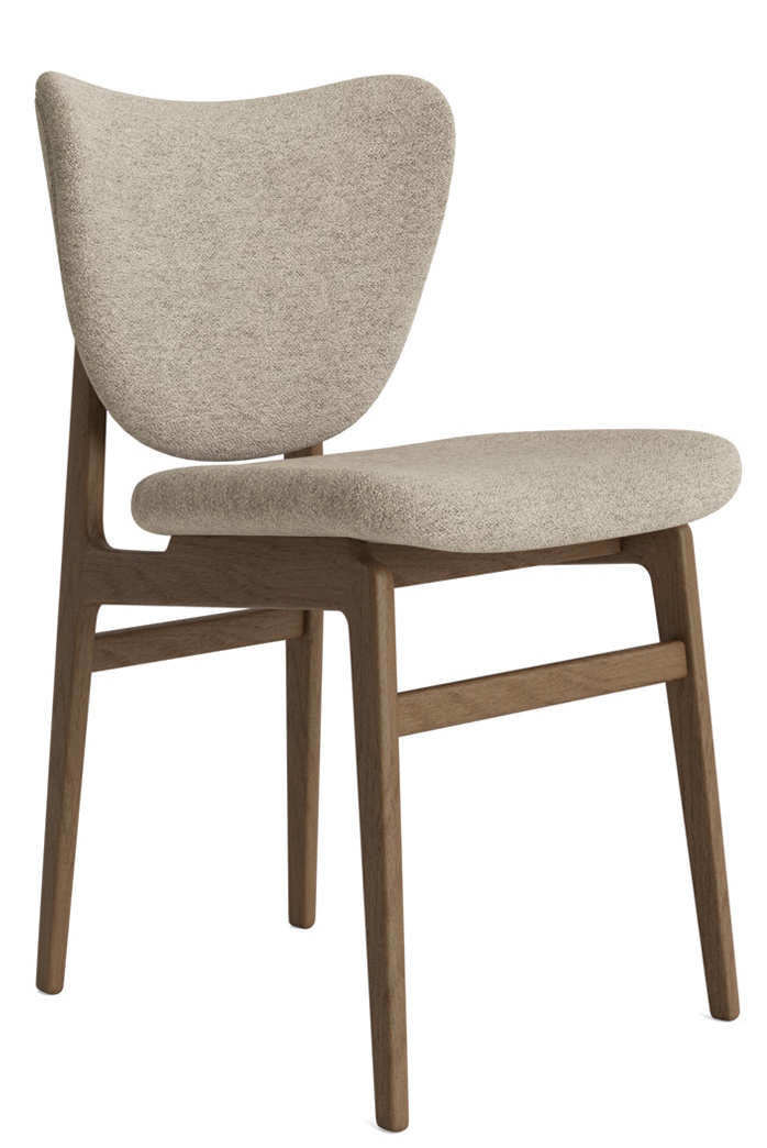 NORR11 Elephant Dining Chair, Frontansicht: Moderner Stuhl mit beigem Stoffbezug und Holzgestell für Esszimmer.