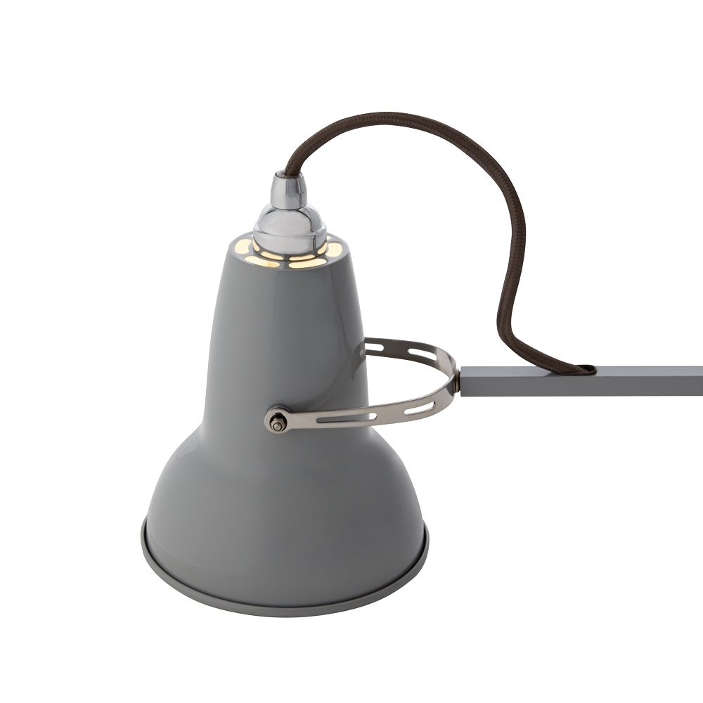 Graue Anglepoise Original 1227 Mini Tischleuchte, Detailaufnahme des Lampenschirms und der Mechanik.