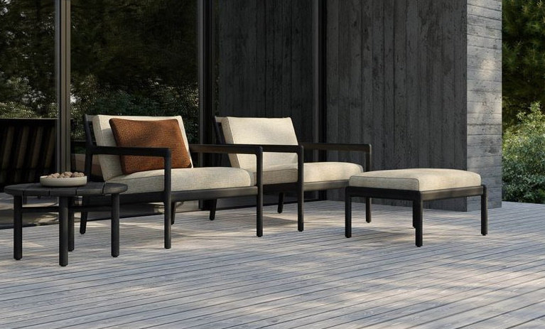 Modernes Gartenmöbel-Set mit zwei Sesseln, Hocker und Beistelltisch aus schwarzem Aluminium und beigen Polstern.