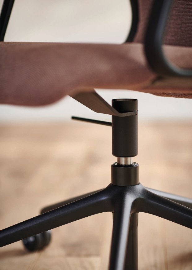 Detailaufnahme des schwarzen Fußkreuzes mit Rollen vom Wilkhahn Decide Konferenzsessel, ergonomisch und modern.
