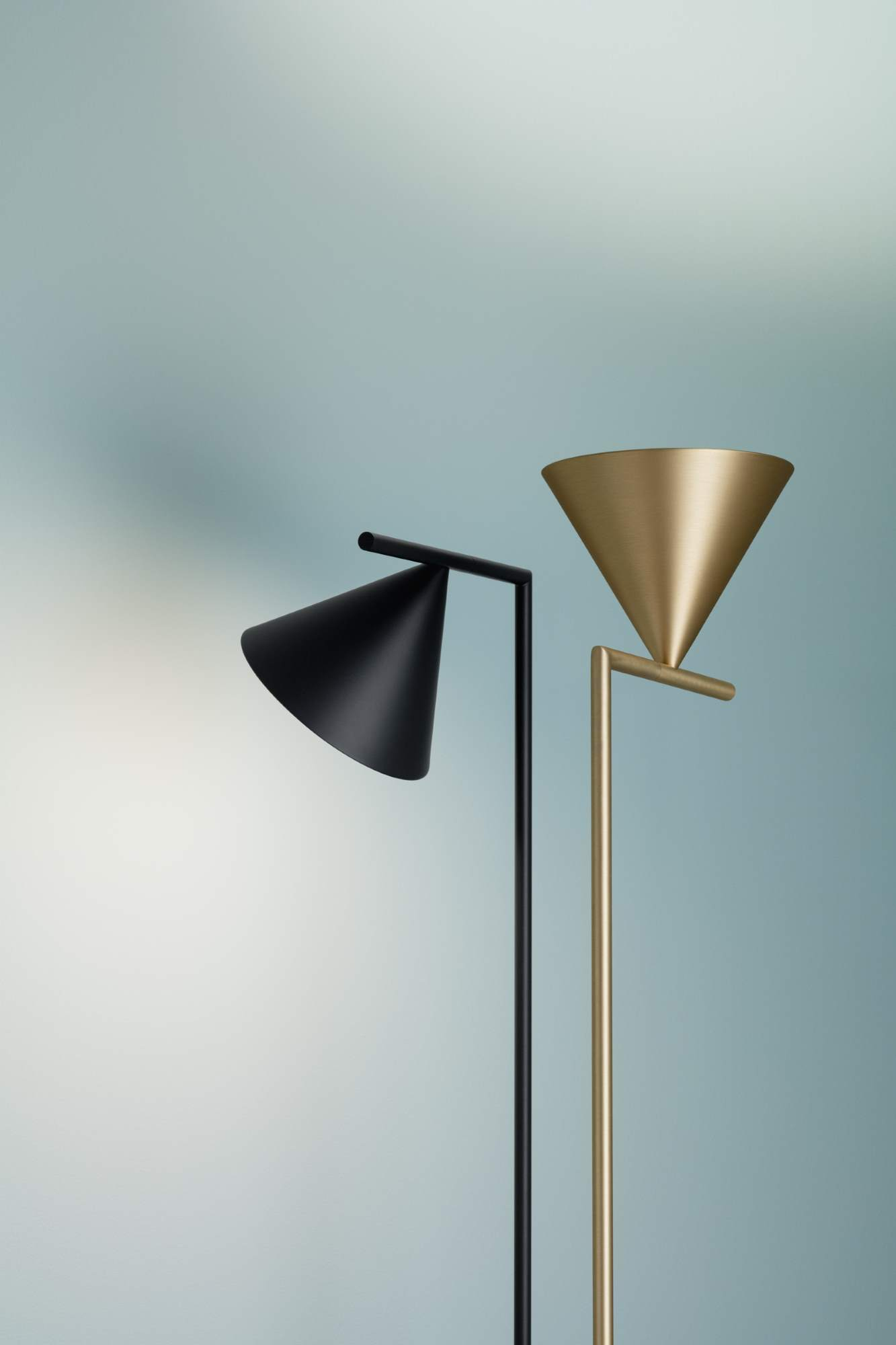 Captain Flint Stehleuchte von Flos in Schwarz und Gold, modernes Design, LED-Beleuchtung.