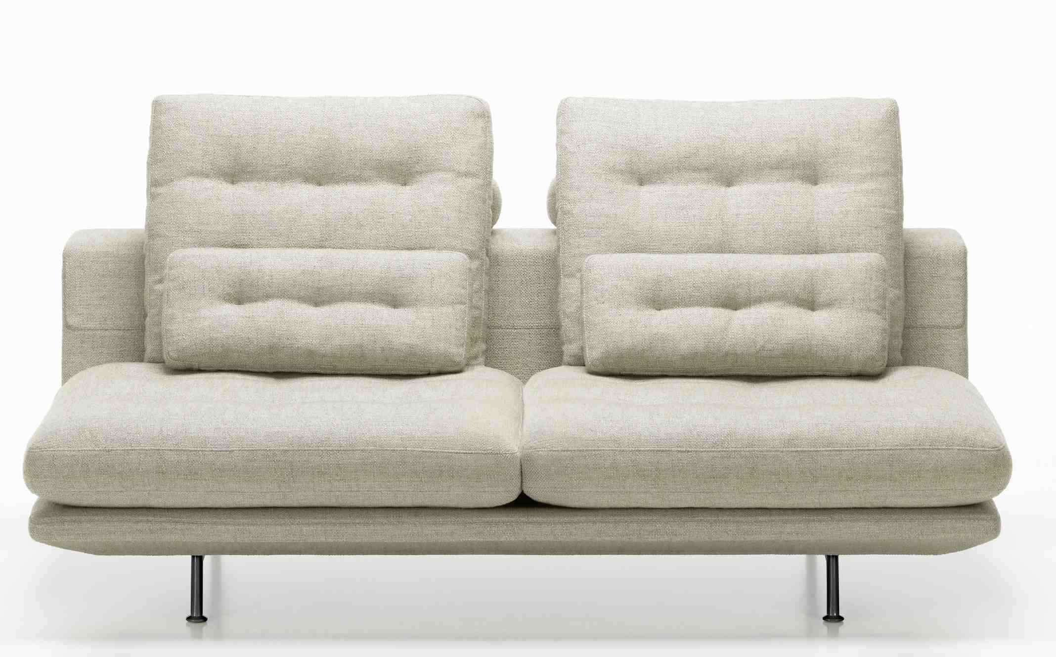 Vitra Grand Sofa 2,5-Sitzer in Beige mit Knopfheftung und schwarzen Füßen, modernes Wohnzimmermöbel.
