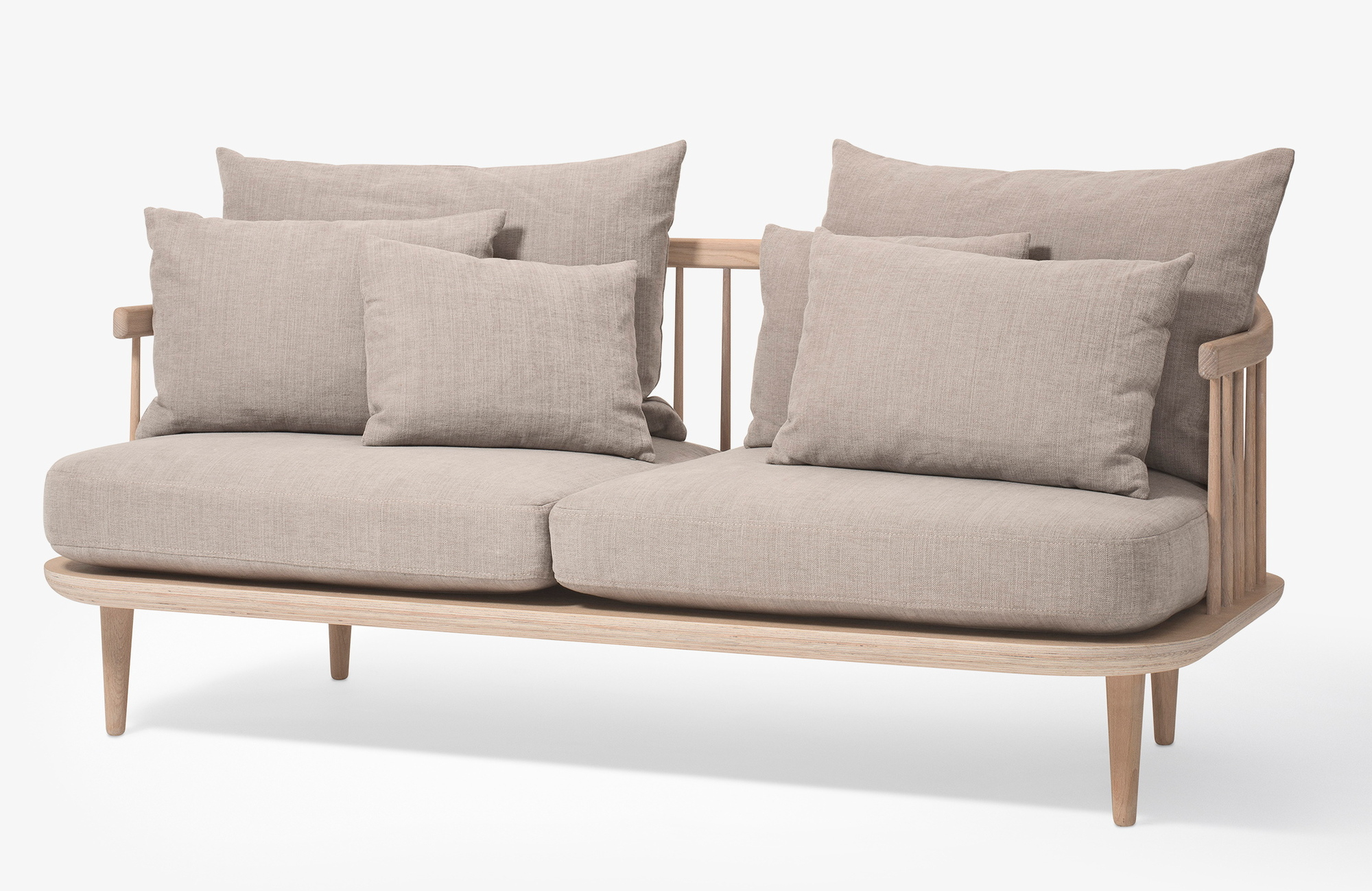 Fly Lounge Sofa 2-Sitzer von AndTradition, hellbeige Stoffbezug, Holzgestell, moderne Couch für Wohnzimmer.