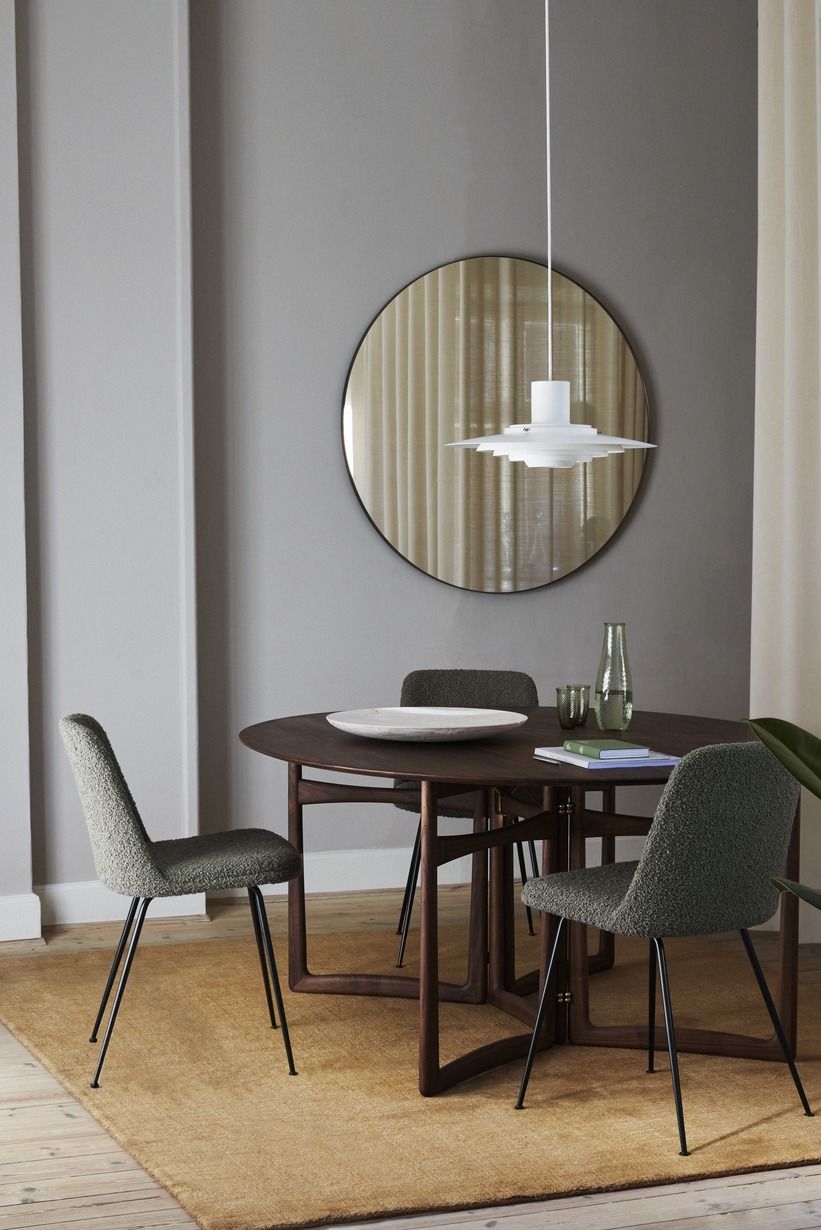 AndTradition Drop Leaf HM6 Esstisch aus Holz mit Stühlen und runden Spiegel im Esszimmer.