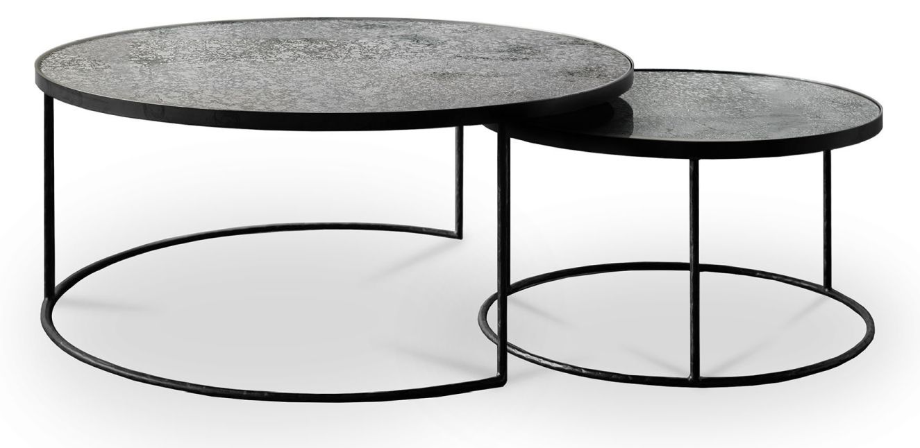 Ethnicraft Couchtisch Set: Zwei runde Beistelltische mit schwarzem Metallgestell und strukturierter Tischplatte.
