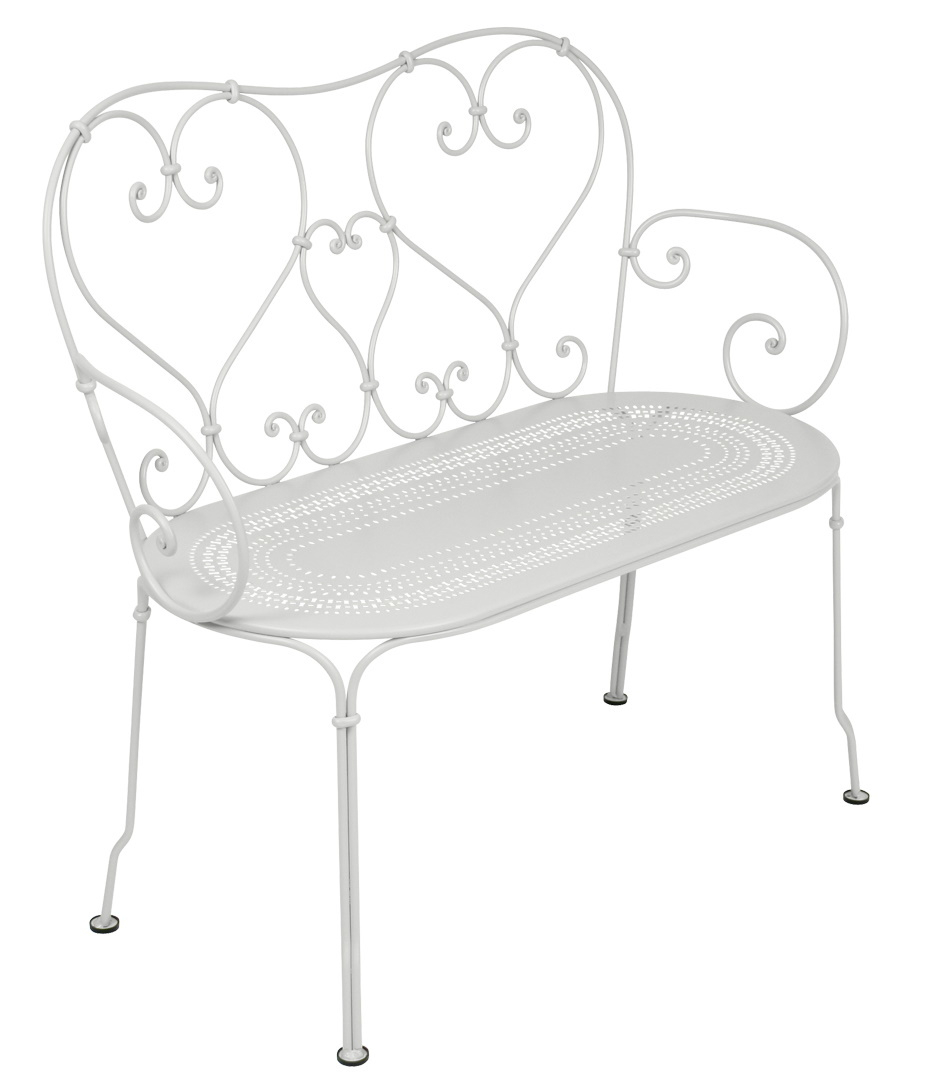 Weiße Fermob 1900 Bank für den Garten: Elegante Outdoor-Sitzbank aus Metall mit filigranem Design.