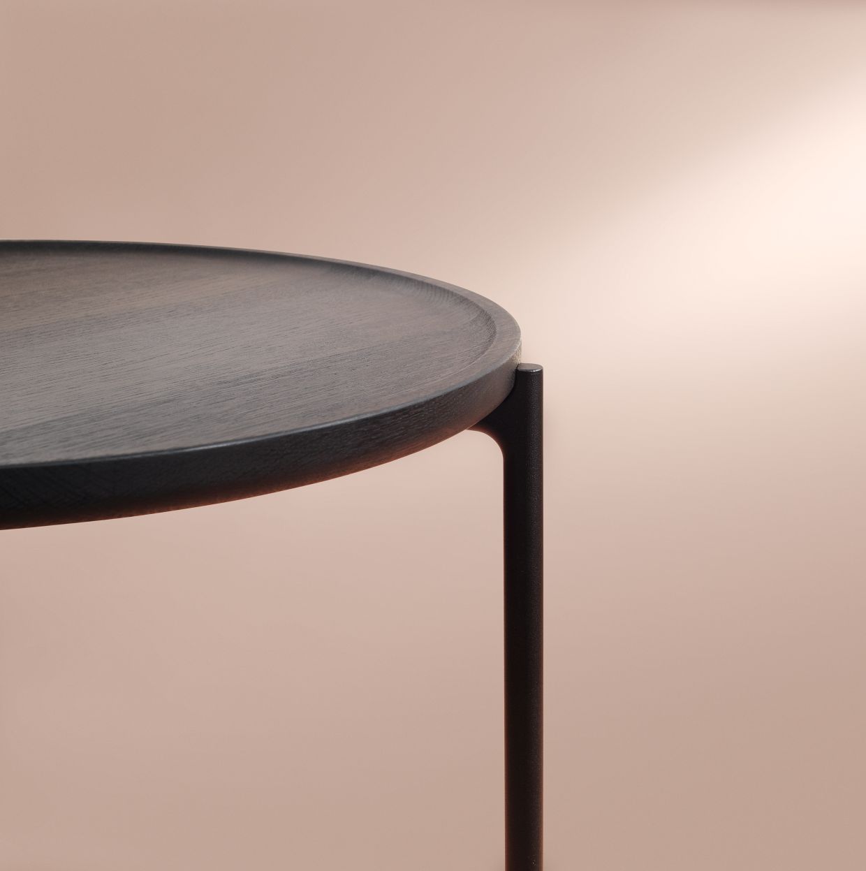 Detailaufnahme Savoye Tisch von Eva Solo: runder Couchtisch aus geräucherter Eiche mit schwarzem Metallfuß.