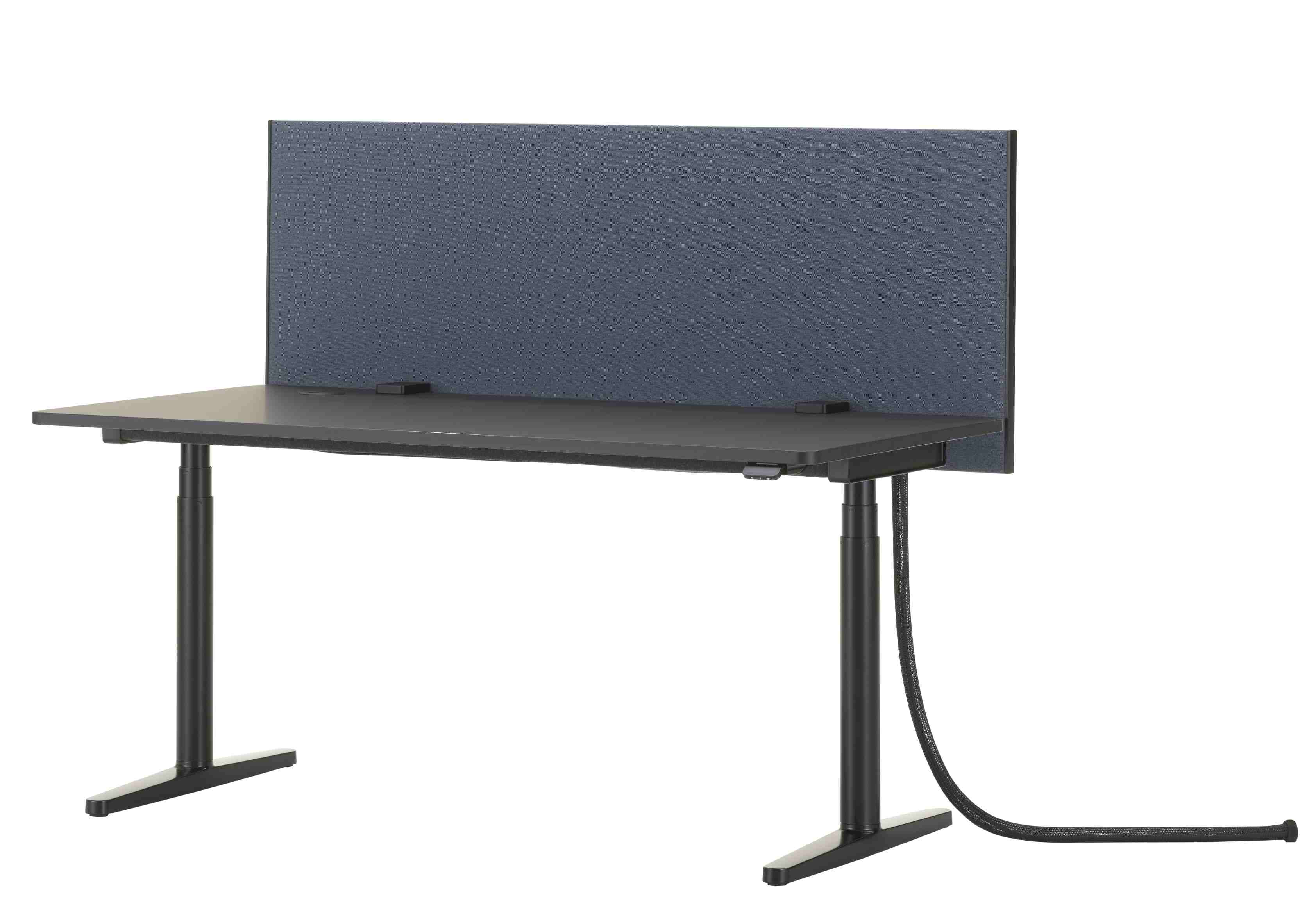 Vitra Tyde Stehtisch 180 cm mit blauer Akustikwand, höhenverstellbar und ergonomisch für Büroarbeitsplätze.