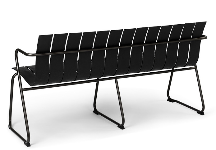 Schwarze Ocean Bench Gartenbank mit Rückenlehne aus recyceltem Kunststoff, ideal für den Außenbereich.