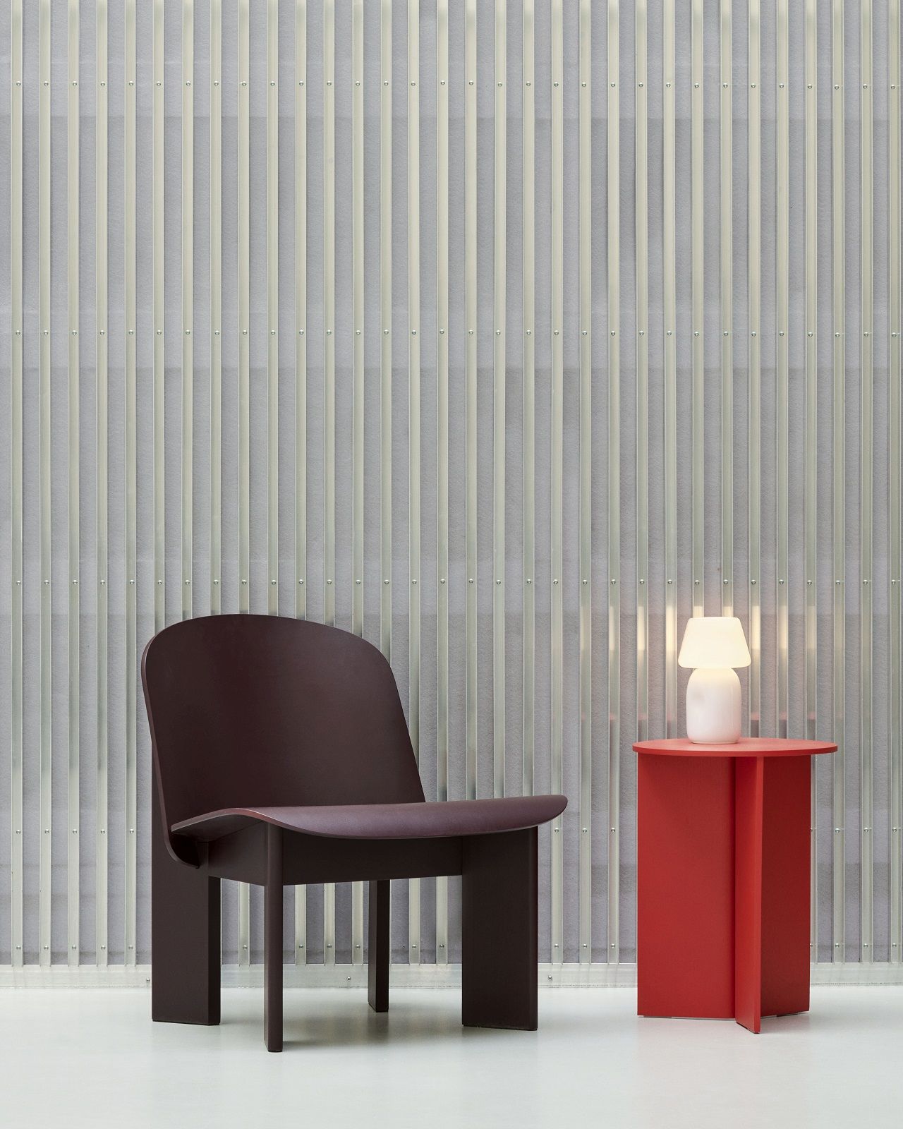 Roter Hay Slit Table Wood Round High Beistelltisch mit Lampe neben braunem Sessel.