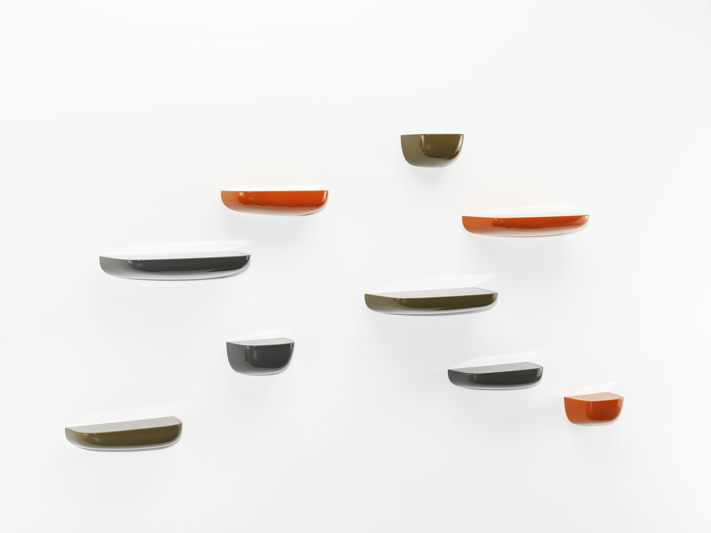 Mehrere bunte Vitra Corniches Wandboards in verschiedenen Größen und Farben an einer weißen Wand.