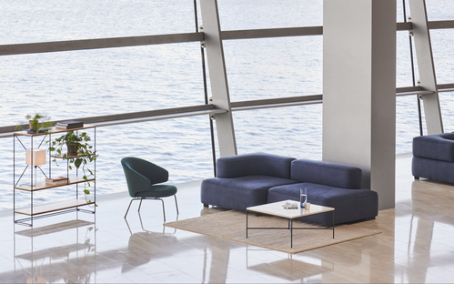 Fritz Hansen Planner Shelving Regal aus Holz und Metall im modernen Wohnzimmer mit Sofa.