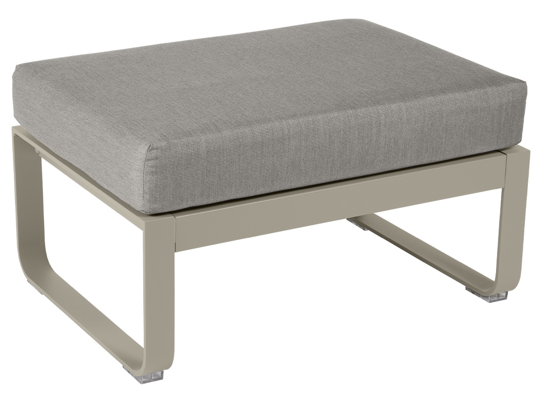 Bellevie Hocker von Fermob: Grauer Outdoor Polsterhocker mit beigem Metallgestell, ideal als Fußhocker oder Sitzgelegenheit.