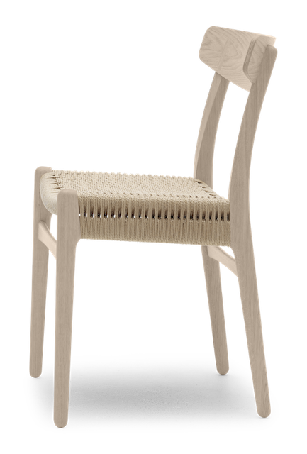 CH23 Stuhl von Carl Hansen & Søn, Holzstuhl mit geflochtener Sitzfläche, Seitenansicht.