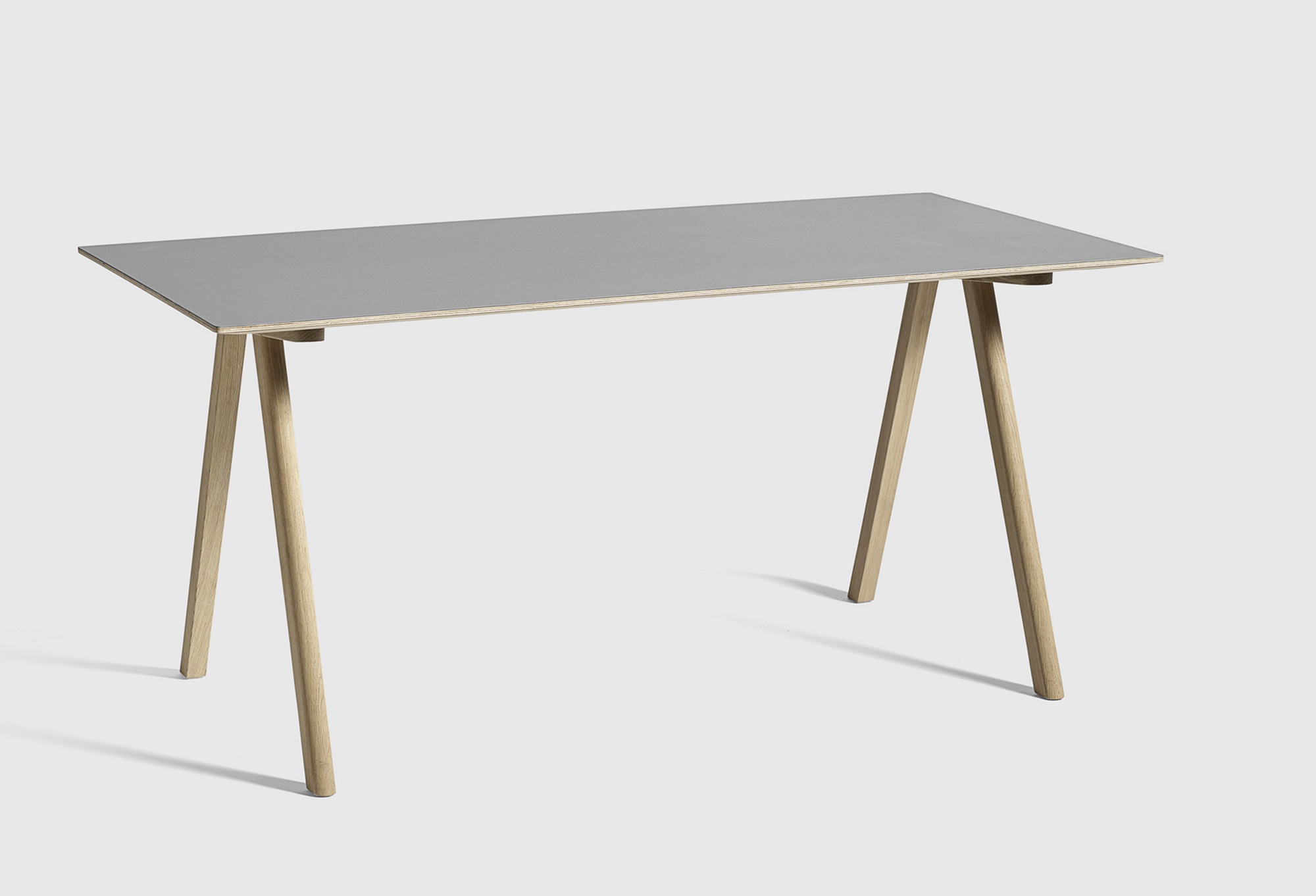 Copenhague Table CPH 10 von Hay, Esstisch mit grauer Tischplatte und hellen Holzbeinen.