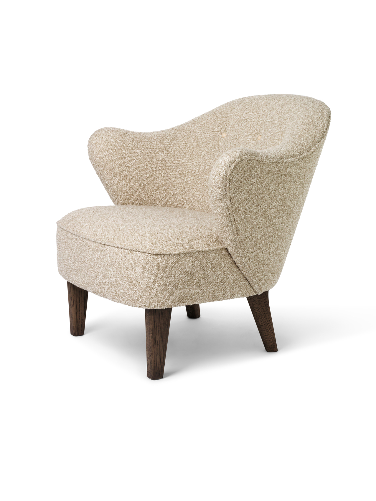 Ingeborg Sessel von Audo in Beige mit Textilbezug und dunklen Holzfüßen, Frontansicht.