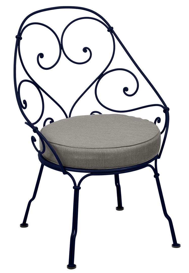 Blauer 1900 Sessel von Fermob mit grauem Sitzkissen für den Garten oder die Terrasse.
