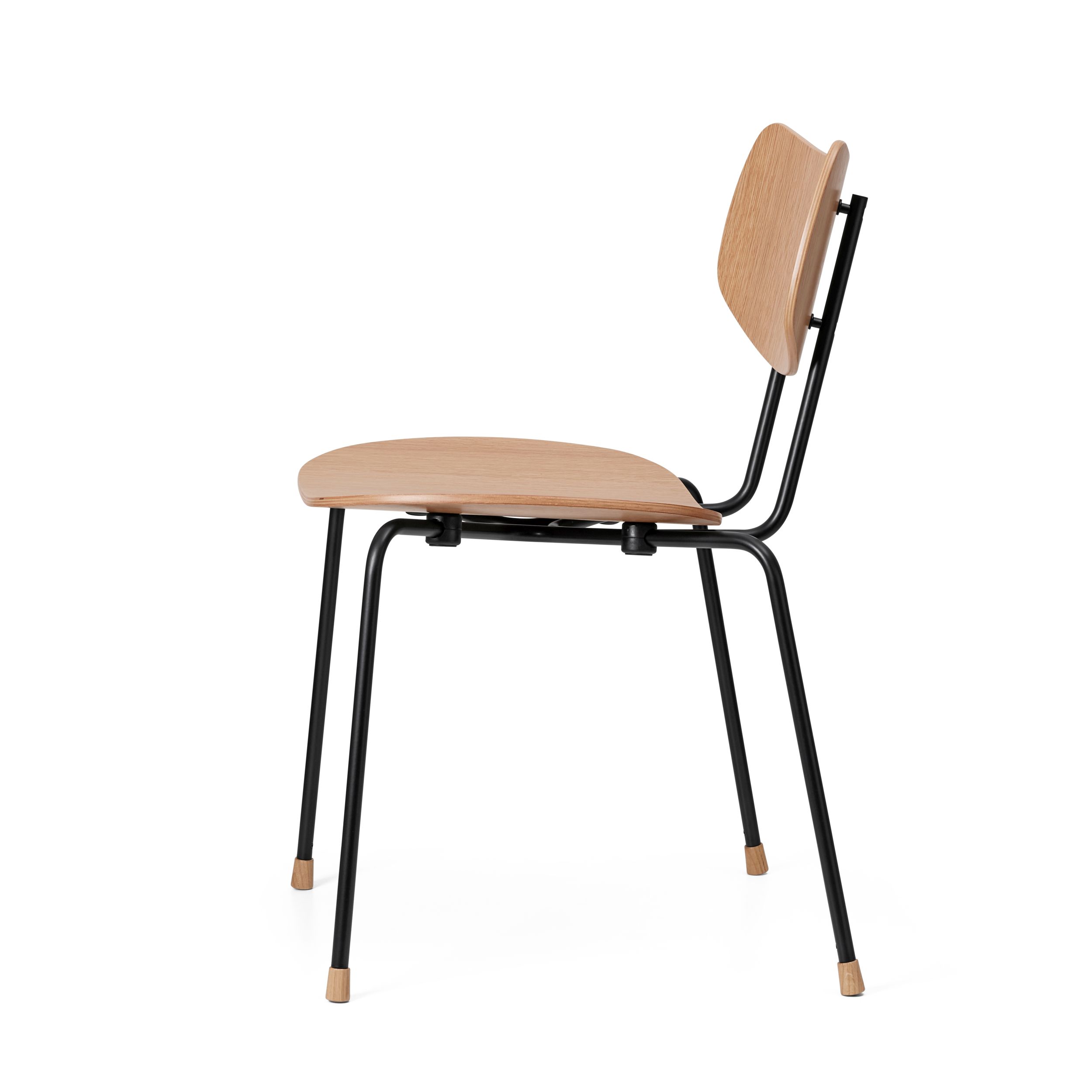 Vega Chair von Carl Hansen & Søn mit Klarlack, Holz und schwarzem Metallgestell, Seitenansicht.