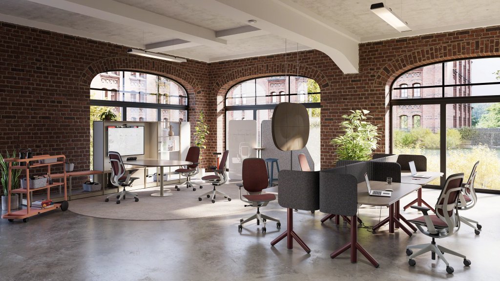 Moderner Büroraum mit Steelcase Karman Bürodrehstühlen in Rot und Grau für ergonomisches Sitzen.