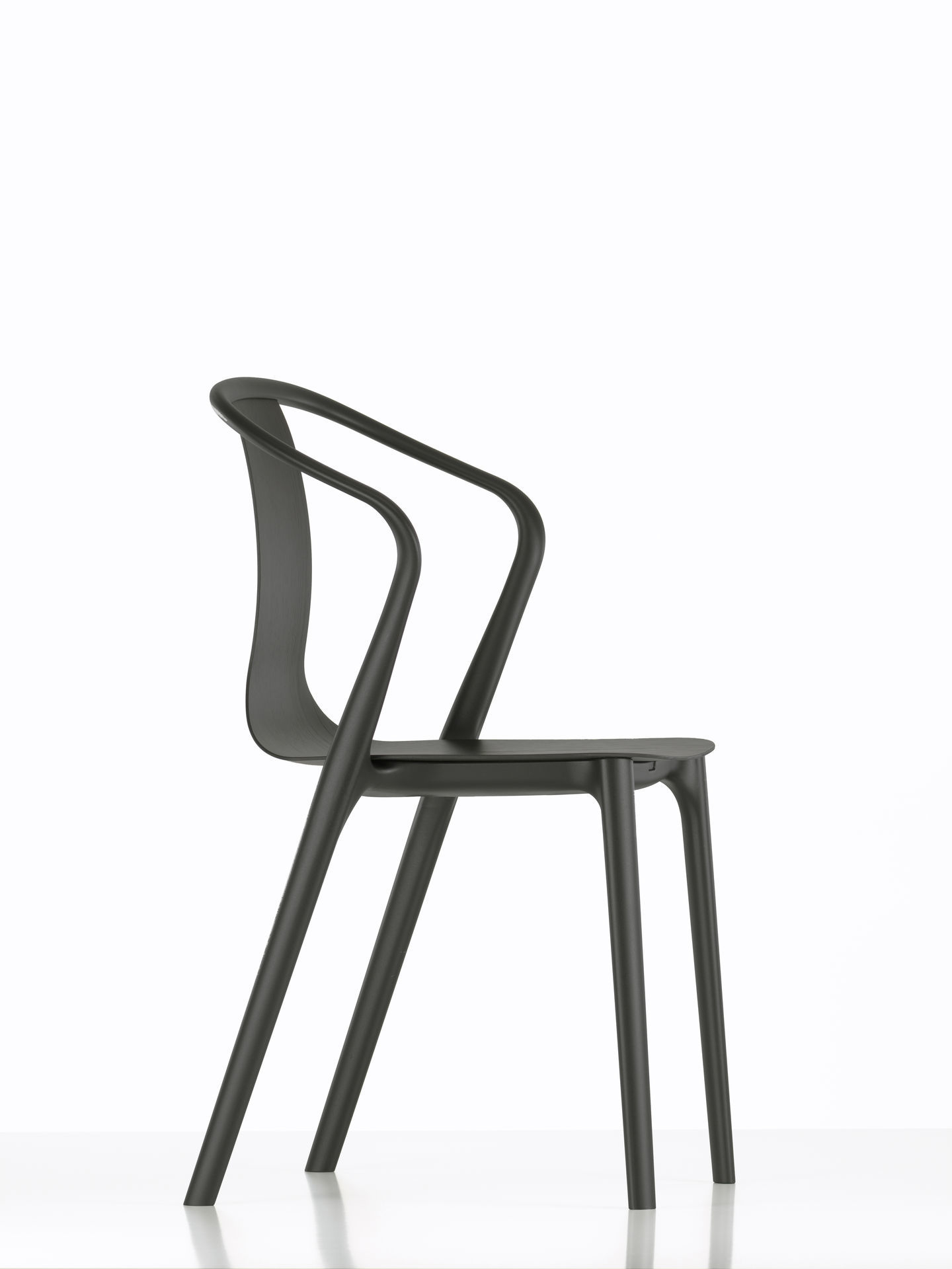 Schwarzer Belleville Stuhl von Vitra, Seitenansicht. Moderner Holzstuhl für Esszimmer und Wohnbereich.