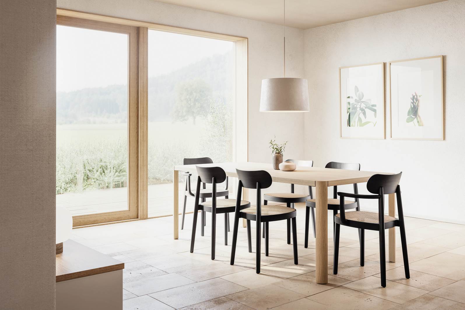 Heller Thonet 1140 Esstisch aus Holz mit sechs schwarzen Stühlen und Rattansitzen in modernem Esszimmer.