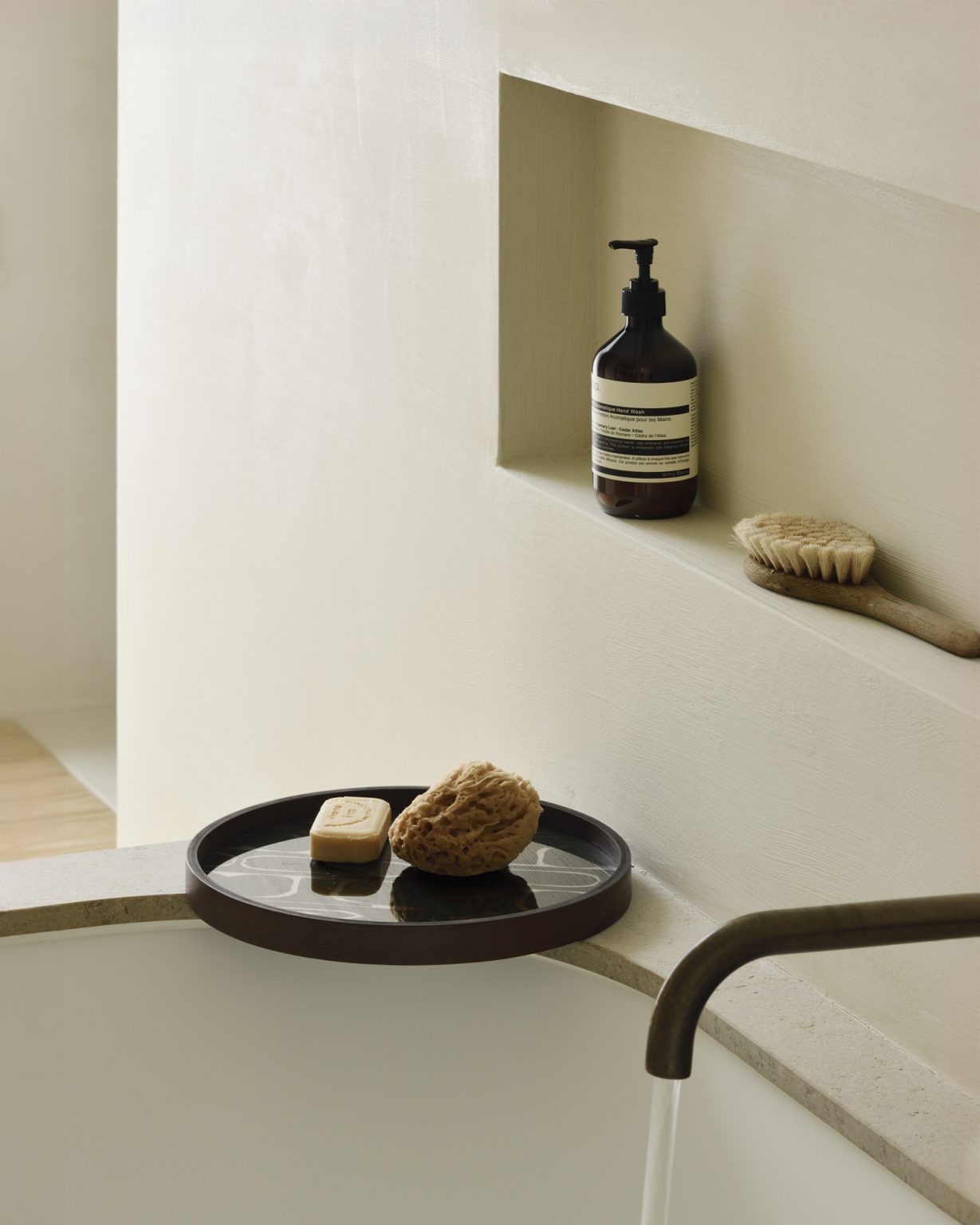 Second Nature Valet Trays Tablett von Ethnicraft im Badezimmer mit Seife und Schwamm.