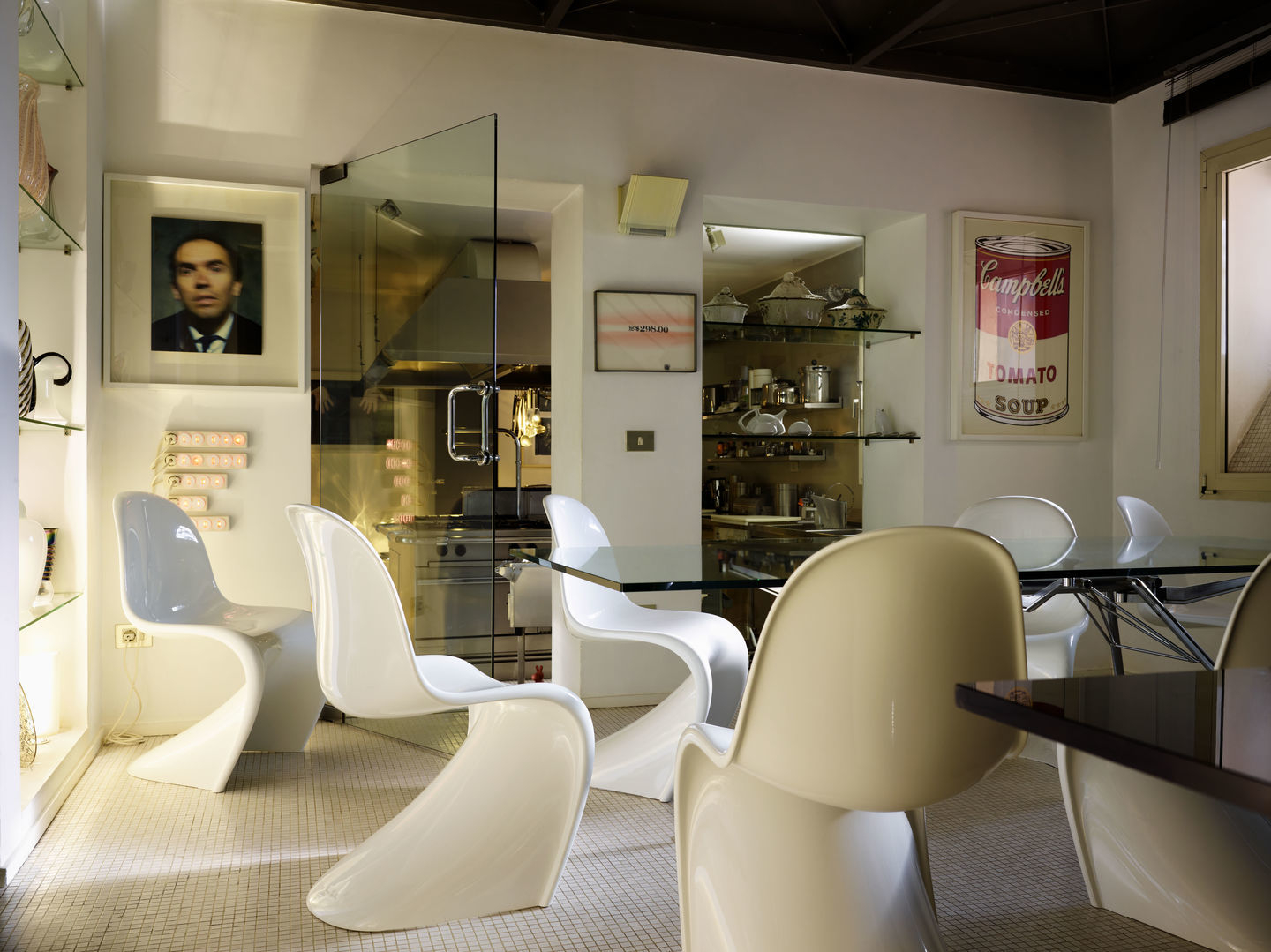 Esszimmer mit weißen Panton Chair Stühlen von Vitra um einen Glastisch, modernes Möbeldesign.