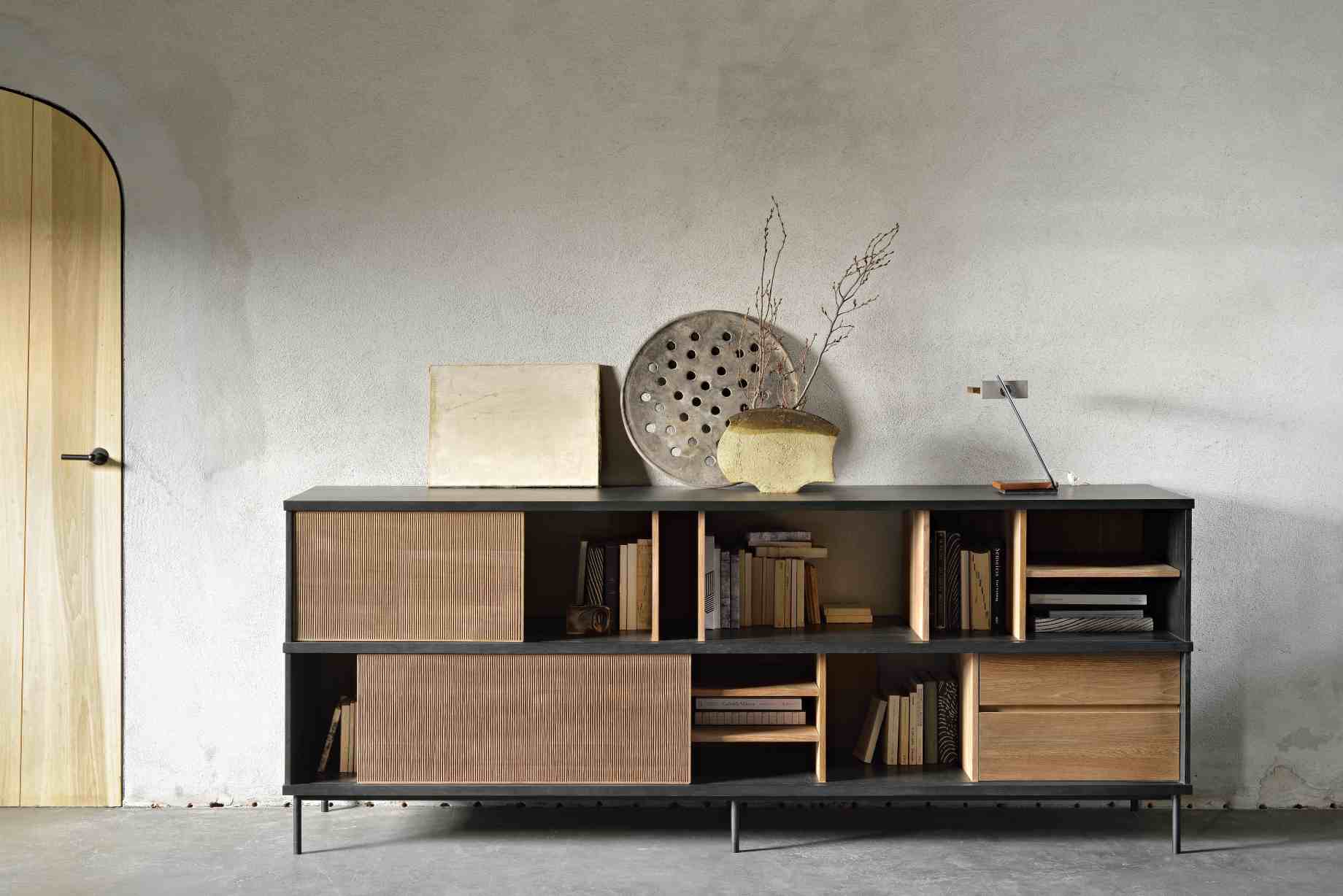 Oscar Teak Anrichte von Ethnicraft: Moderne Kommode aus Teakholz mit Schiebetüren und Regalen für Wohnzimmer.