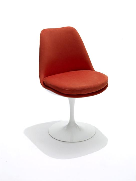 Freigestellter Tulpen Stuhl mit rotem Bezug und weißem Fuß von Knoll International.