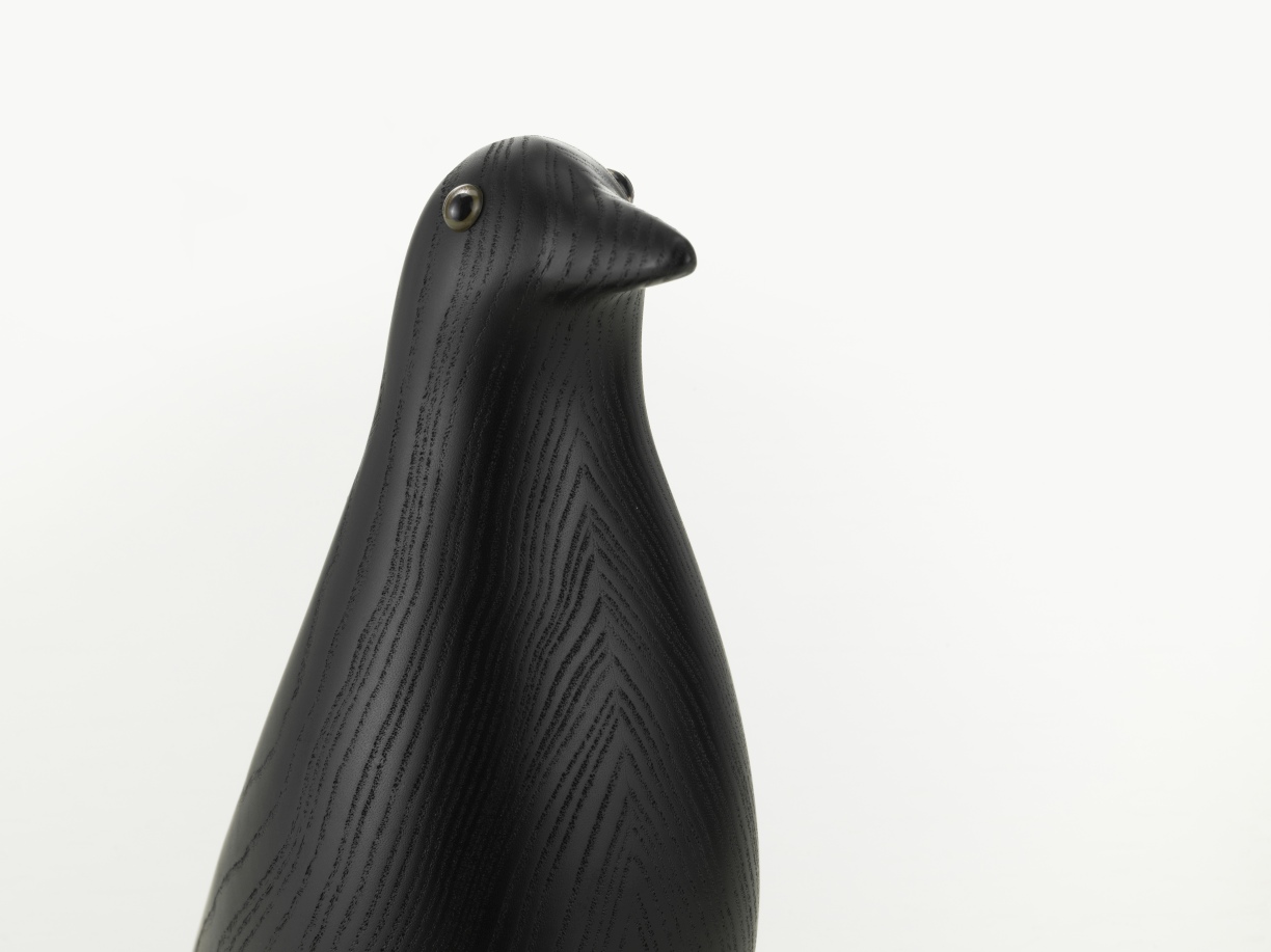 Eames House Bird Skulptur aus Esche in Schwarz von Vitra, detailreiche Holzfigur.