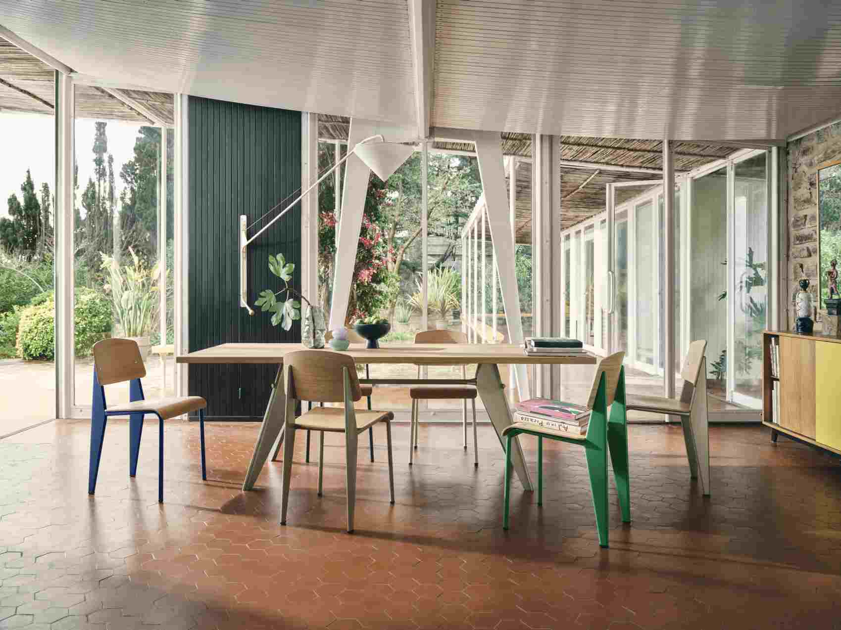 Esszimmer mit Vitra Potence Wandleuchte und Abat-Jour Conique Lampenschirm für angenehmes Licht.