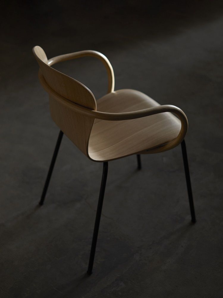 Thonet S 220 F Formholzstuhl mit Armlehne, Buche Natur und schwarzem Stahlgestell, seitliche Ansicht.
